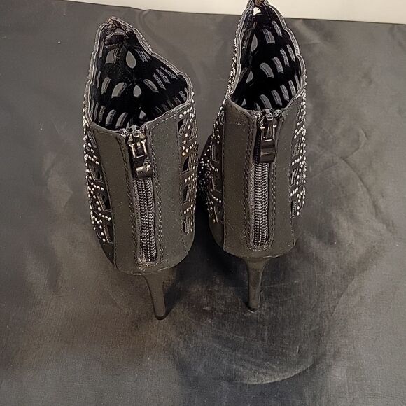 BRAND NEW FOREVER STUDDED CUT OUT DETAILS GLADIATOR SANDAL - Picture 8 of 16